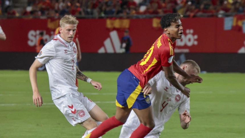 Lamine Yamal, durante el encuentro ante Dinamarca