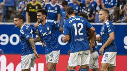 Los jugadores del Oviedo celebran uno de los tres goles contra el Almería.