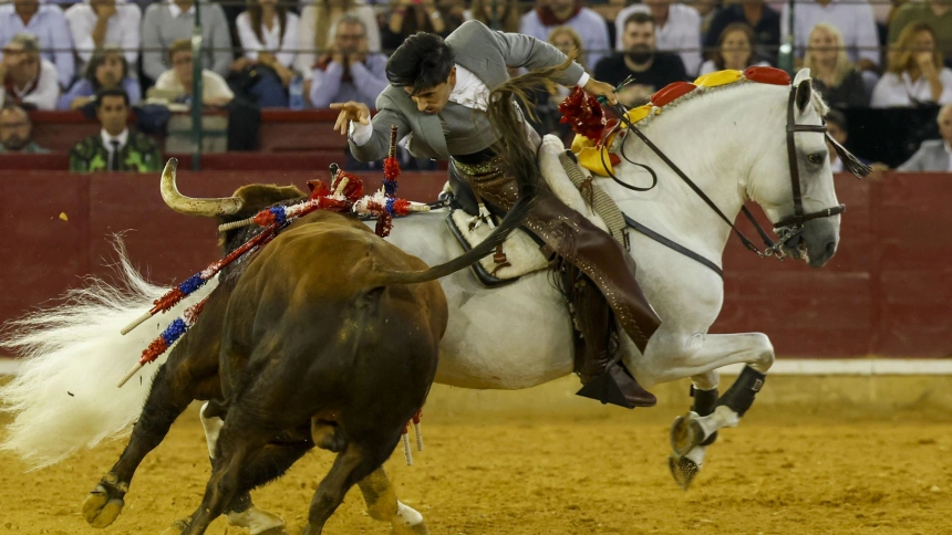 Diego Ventura, durante su actuación este domingo en la plaza de toros de Zaragoza