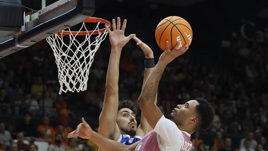 Pedro Martínez va modificando el ADN de su Valencia Basket a pesar de algunos contratiempos