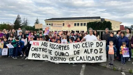 Protesta de familias afectadas por los recortes en el CEIP Castro de Ouro de Alfoz