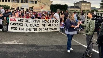 Rosana Fraga, presidenta de la ANPA del CEIP Castro de Ouro de Alfoz, atiende a los medios de comunicación