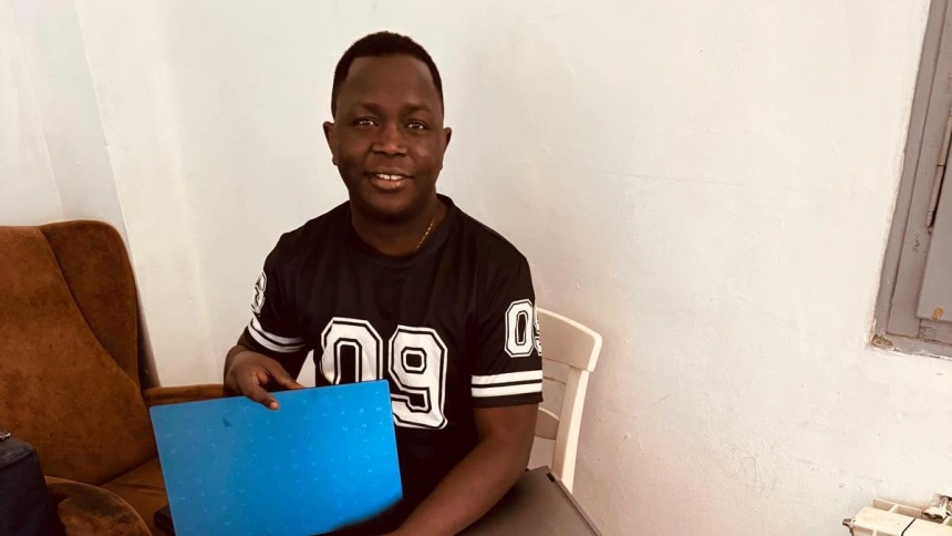 Dabo Malang llegó en patera desde Senegal y ahora ha iniciado una campaña para recoger ordenadores