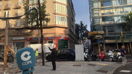 Iván González mostrando la realidad en La Isleta con nuevas construcciones y parcelas destinadas a edificios de viviendas vacacionales.