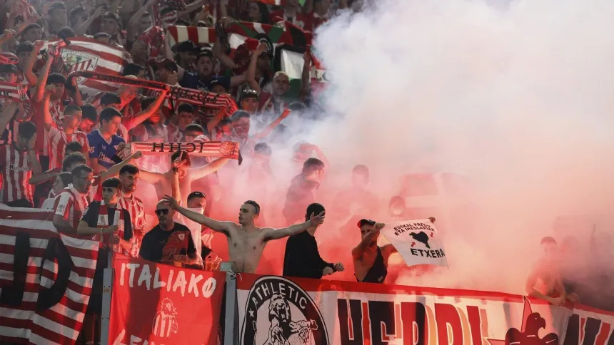 Los aficionados radicales del Athletic lanzaron bengalas en Roma.