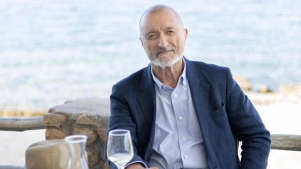 El escritor Arturo Pérez-Reverte, en Agistri (Grecia)