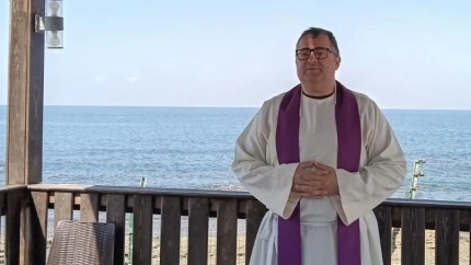 Pepe Carrasco oficiando la eucaristía en la base de Naquora