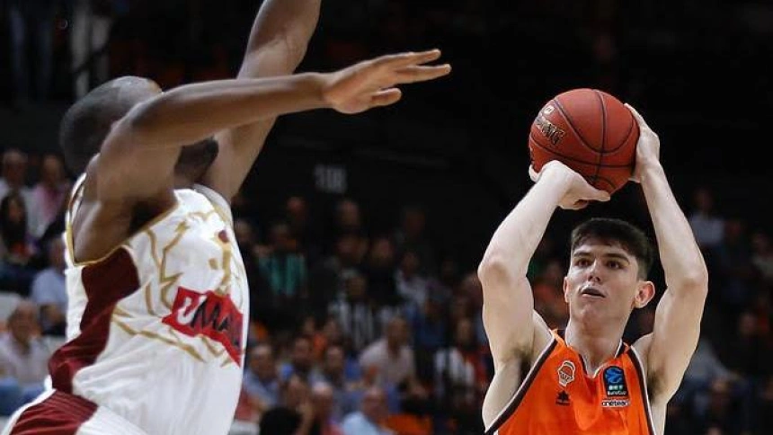 Sergio De Larrea, titular por primera vez, cuaja una buena actuación ante Reyer Venecia
