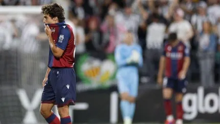Carlos Álvarez se lamenta por un gol del CD Castellón