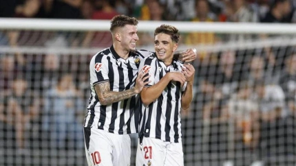 Raúl Sánchez celebra uno de sus dos goles ante el Levante.