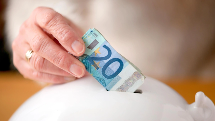 Una mujer ahorrando dinero en una hucha