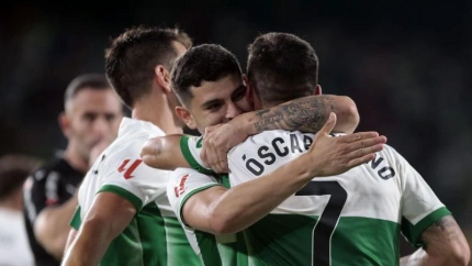 Óscar Plano celebra el primer gol del Elche contra el Sporting.