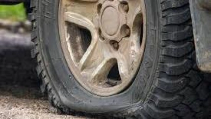 Imagen de archivo de un neumático pinchado