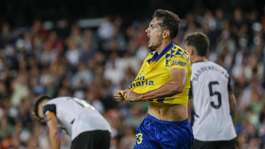 VALENCIA, 21/10/2024.- El defensa de la UD Las Palmas, Álex Muñoz, celebra el primer gol del equipo canario durante el encuentro correspondiente a la décima jornada de La Liga EA Sports que disputan hoy lunes Valencia y Las Palmas en el estadio de Mestalla, en Valencia. EFE / Manuel Bruque.