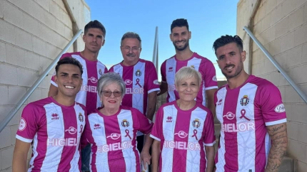 Jugadores del CF Lorca Deportiva con miembros de la junta local de la AECC en Lorca