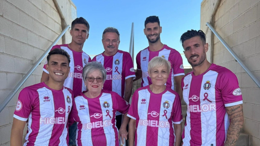 Jugadores del CF Lorca Deportiva con miembros de la junta local de la AECC en Lorca