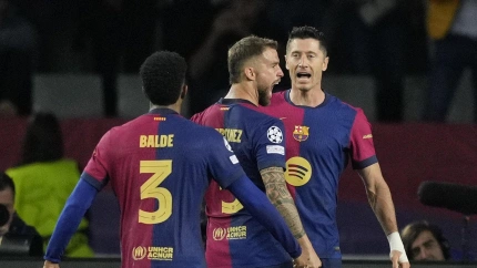 Lewandowski celebra con Iñigo Martínez y Balde el 2-1 contra el Bayern.