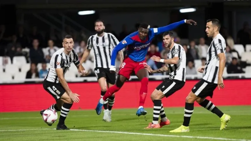 Sory Kaba dispara a portería rodeado de cuatro defensas.