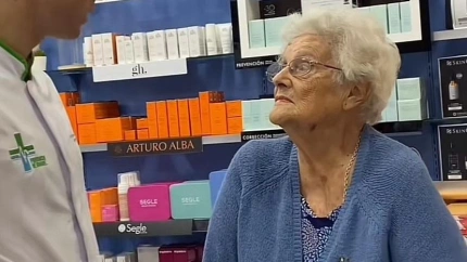 La señora mayor en una farmacia