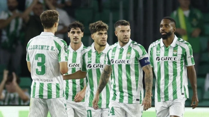 Los futbolistas del Betis celebran el gol de Abde.