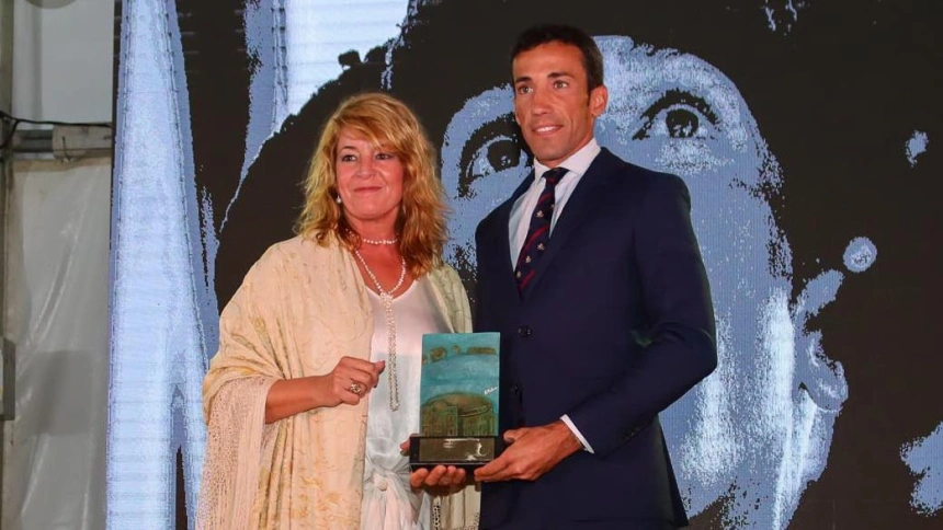 La alcaldesa de Huelva, Pilar Miranda, junto al diestro David de Miranda