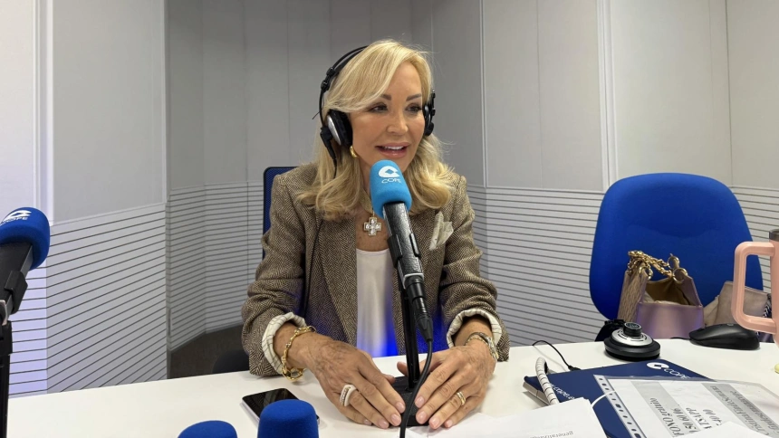 Carmen Lomana en los estudios de COPE