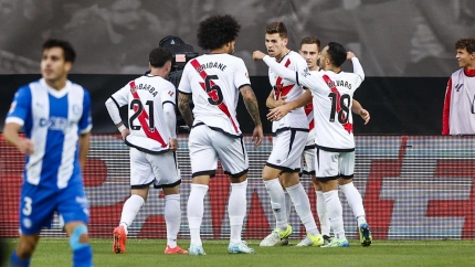 Los jugadores del Rayo celebran el gol de Gumbau.