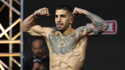 Ilia Topuria posa durante el pesaje para la pelea por el campeonato de peso pluma en UFC 308, en Abu Dhabi, Emiratos Árabes Unidos, el 24 de octubre de 2024