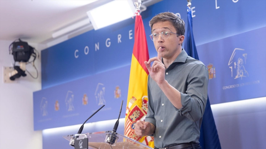 El líder de Más País y diputada de Sumar, Iñigo Errejón, durante una rueda de prensa posterior a la Junta de Portavoces, en el Congreso de los Diputados, a 28 de mayo de 2024, en Madrid