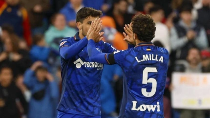 Mauro Arambarri celebra con Luis Milla el empate del Getafe.