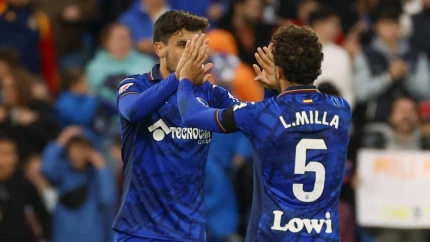 Mauro Arambarri celebra con Luis Milla el empate del Getafe.