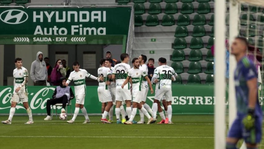 El Elche celebra el gol al Burgos (LaLiga)