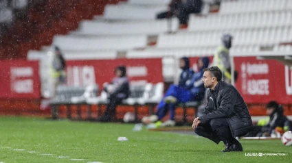 Rubén Albés da instrucciones bajo la lluvia a los jugadores del Sporting.