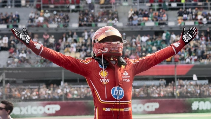 Carlos Sainz celebra su victoria en el circuito Hermanos Rodríguez de México