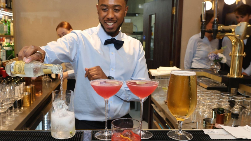 Camarero haciendo un coctel