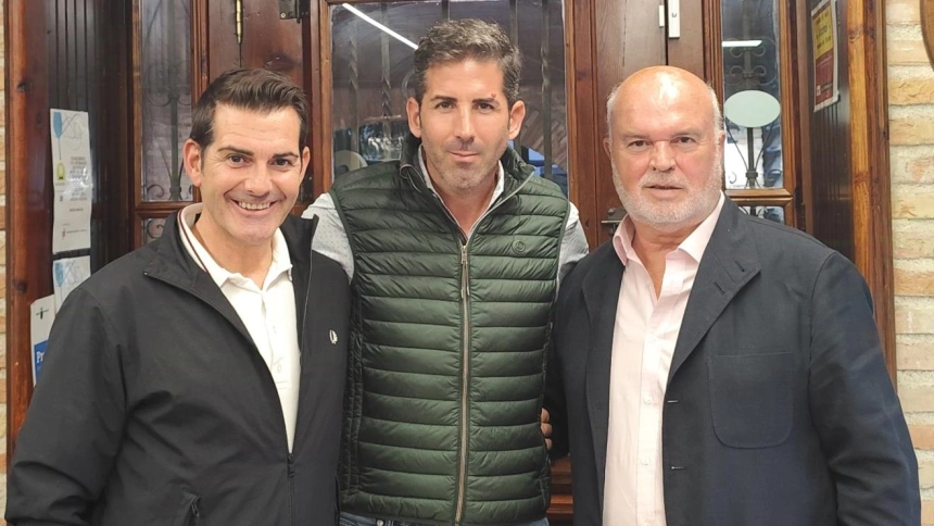 Rubén Marín, Serafin Marín y Alfonso Romero tras sellar su acuerdo de apoderamiento