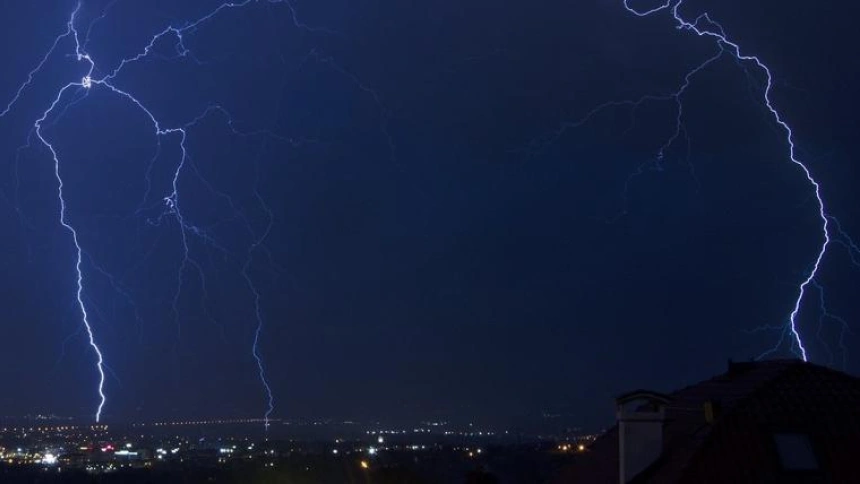 Tormenta eléctrica durante la noche