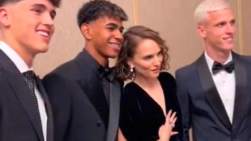 Natalie Portman con los jugadores del Barcelona