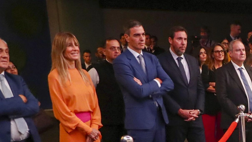 El presidente del Gobierno español, Pedro Sánchez (3i), junto a su esposa Begoña Gómez (2i), visita este martes, un centro tecnológico de la empresa Tata en Bombay