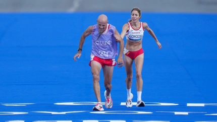 Elena Congost y su guía Mia Carol entran en meta en París 2024.