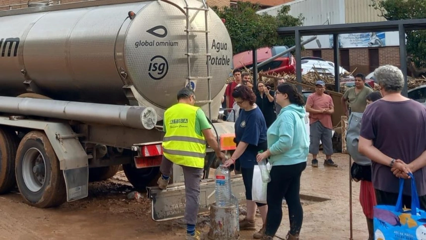 Los camiones cisterna se han vuelto imprescindibles en varios pueblos de la provincia de Valencia. Llevan agua potable.
