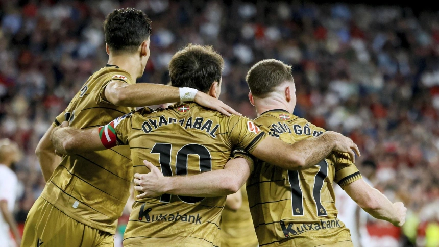 Oyarzabal celebra con sus compañeros el 0-2 contra el Sevilla.