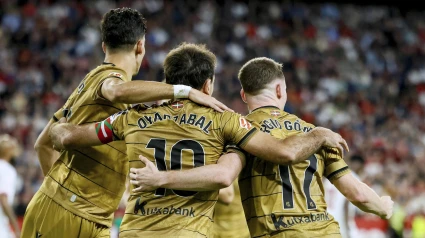 Oyarzabal celebra con sus compañeros el 0-2 contra el Sevilla.