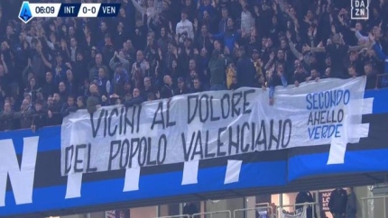 Los seguidores del Inter desplieguen una pancarta en apoyo al pueblo valenciano.