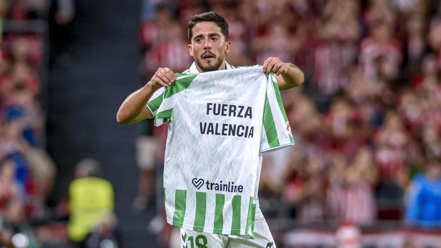Fornals celebra el gol del Betis con un recuerdo a Valencia