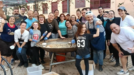 Víctor carranza y varios voluntarios en Aldaya