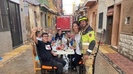 Bomberos de la DPT, comiendo con vecinos de Catarroja