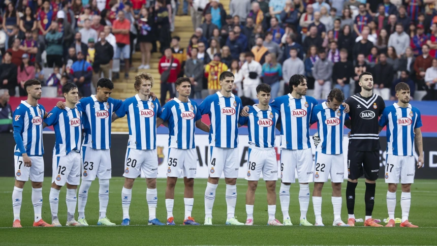 Los jugadores del Espanyol guardan un minuto de silencio por las víctimas de la DANA.