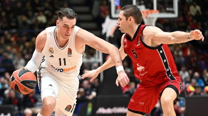 Mario Hezonja bota el balón ante su excompañero Fabien Causeur.