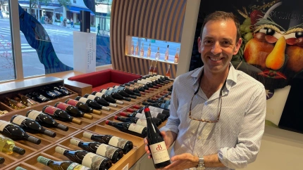 Juan Paredes con los vinos que importa a Estados Unidos